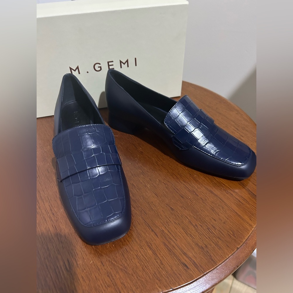 COPY - Never worn M Gemi navy blue Italian leather loafers. Classic styling Sz …